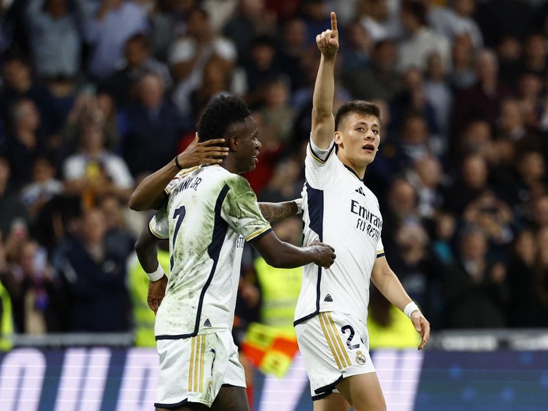 Soccer Football - LaLiga - Real Madrid v Deportivo Alaves - Santiago Bernabeu, Madrid, Spain - May 14, 2024 Real Madrid's Arda Guler celebrates scoring their fifth goal with Real Madrid's Rodrygo and Vinicius Junior REUTERS/Susana Vera