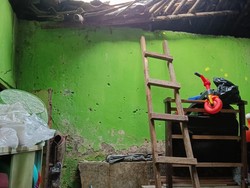 Kondisi Rapuh, Atap Rumah di Paledang Bogor Ambruk
