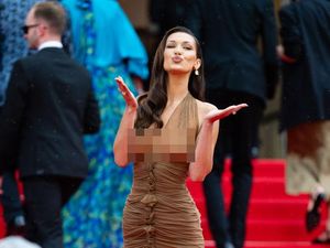 Bella Hadid Kembali ke Cannes Pasca Bela Palestina, Pakai Gaun Tanpa Bra Bella Hadid Kembali ke Cannes Pasca Bela Palestina, Pakai Gaun Tanpa Bra
