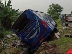 Bus Terperosok di Tol Merak Bawa Rombongan Apdesi Ciomas Bogor