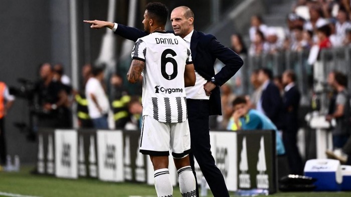 Juventus Italian coach Massimiliano Allegri (R) gives instructions to Juventus Brazilian defender Danilo during the Italian Serie A football match between Juventus and AS Roma on August 27, 2022 at the Juventus stadium in Turin. (Photo by Marco BERTORELLO / AFP)