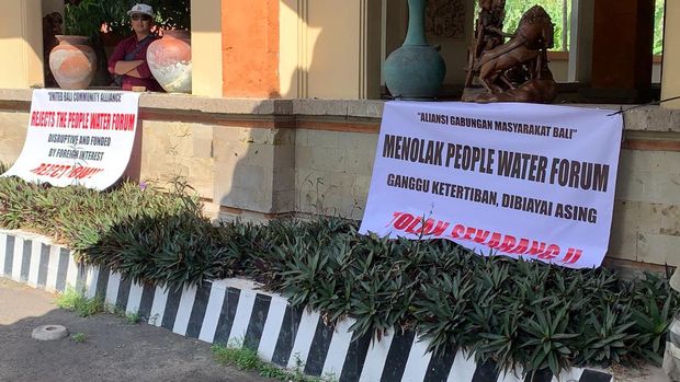 Mantan Majelis Kehormatan Mahkamah Konstitusi (MKMK) I Dewa Gede Palguna,  yang menjadi narasumber atau pemateri untuk acara People's Water Forum (PWF) atau Forum Air untuk Rakyat yang digelar oleh Pro Demokrasi (Prodem) Bali, dihalang-halangi masuk ke tempat forum acara, di salah hotel, di Jalan Hayam Wuruk, Kota Denpasar, Selasa (21/5) pagi tadi.