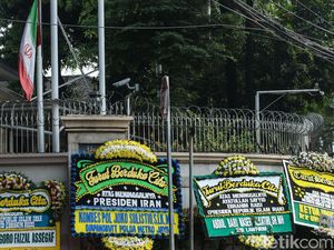 Duka Wafatnya Ebrahim Raisi, Karangan Bunga Penuhi Kedubes Iran di Jakarta