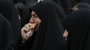 Duka Warga Iran Tangisi Meninggalnya Presiden Ebrahim Raisi