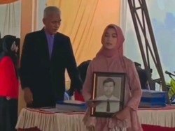 Momen Haru Korban Tewas Ledakan Petasan Balon Udara Ponorogo Ikut Wisuda