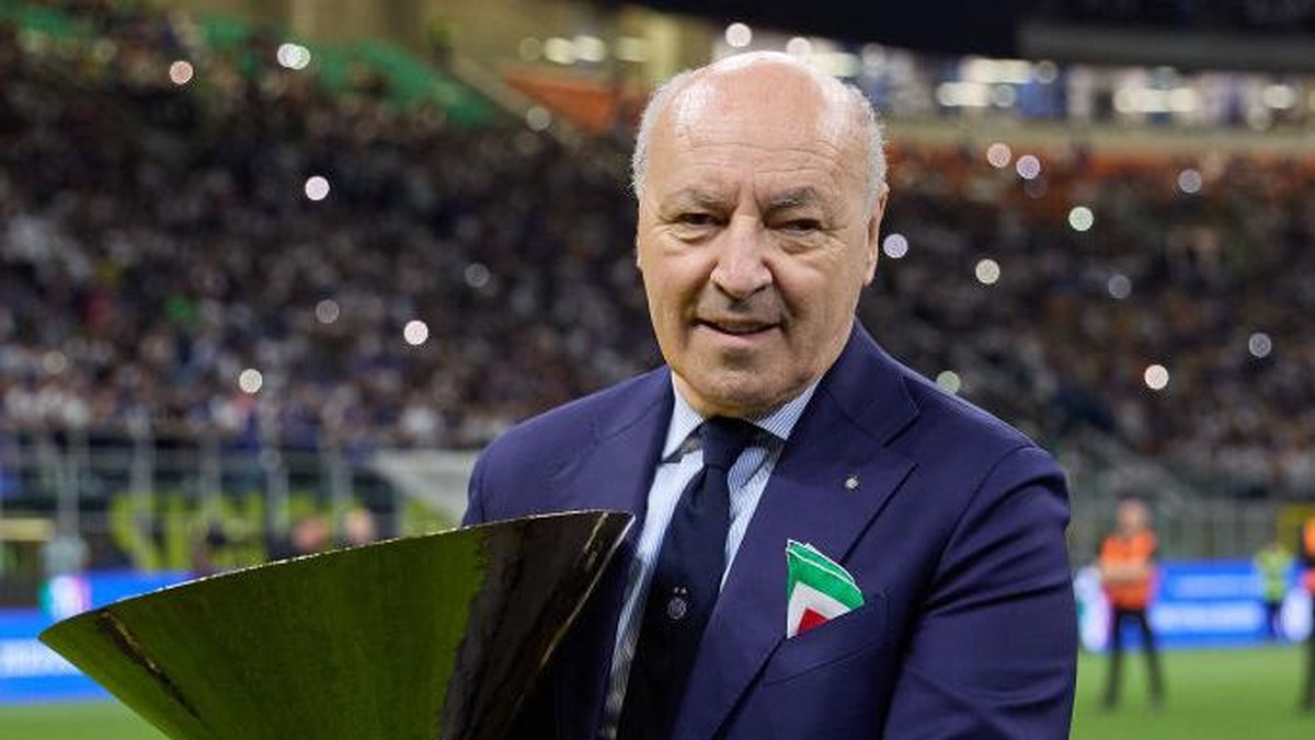 Beppe Marotta memegang trofi juara Serie A musim ini. Foto: Inter via Getty Images/Francesco Scaccianoce - Inter