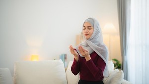 Apa Hukumnya Membaca Doa Akhir dan Awal Tahun Baru Islam? Simak Nih