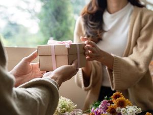 5 Ide Hadiah Penuh Makna untuk Guru Perempuan, Blazer-Tas Kerja 5 Ide Hadiah Penuh Makna untuk Guru Perempuan, Blazer-Tas Kerja