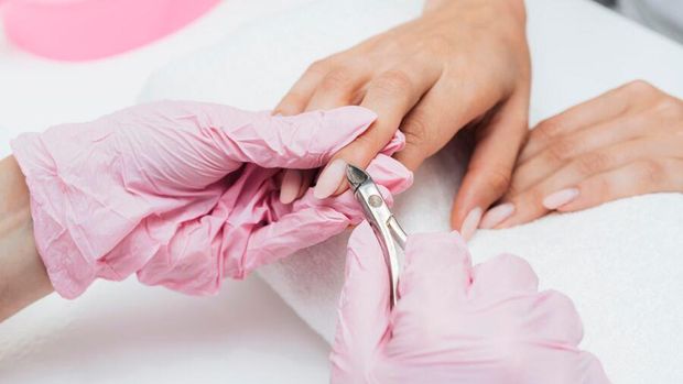 Ilustrasi menggunting kutikula kuku/Foto: freepik.com/freepik