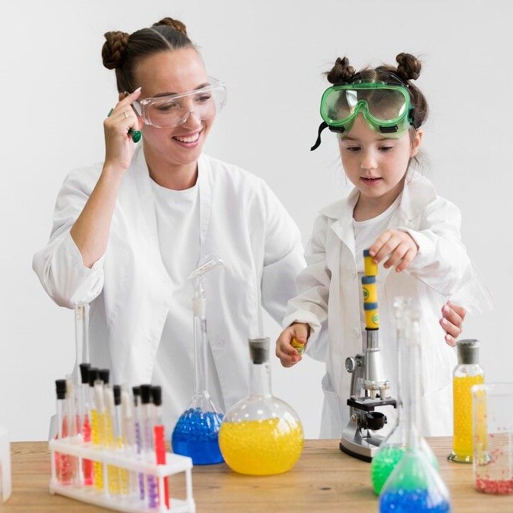 Ilustrasi seorang anak dan ibu/Foto: freepik.com/freepik