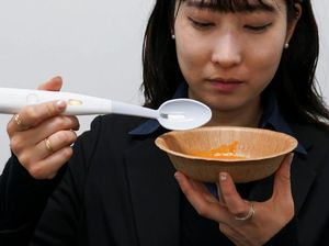 Keren! Sendok Rp 2 Juta Ini Bisa Beri Rasa Asin Makanan Tanpa Garam Keren! Sendok Rp 2 Juta Ini Bisa Beri Rasa Asin Makanan Tanpa Garam