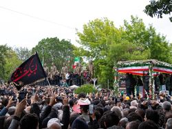 Pelayat Penuhi Jalanan Iran Saat Prosesi Pemakaman Ebrahim Raisi