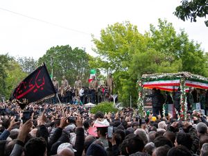 Pelayat Penuhi Jalanan Iran Saat Prosesi Pemakaman Ebrahim Raisi Pelayat Penuhi Jalanan Iran Saat Prosesi Pemakaman Ebrahim Raisi