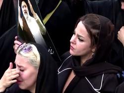 Warga Iran Berkumpul Menangisi Kepergian Presiden Ebrahim Raisi