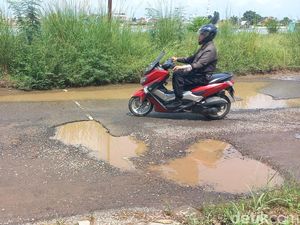 Warga Keluhkan Jalan Berlubang di Kawasan Danau Opi Jakabaring