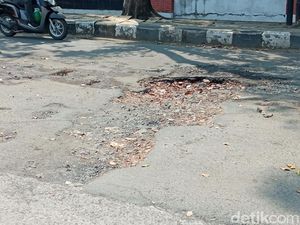 Kerusakan Jalan di Kawasan Bima Cirebon Ancam Keselamatan Pengendara Kerusakan Jalan di Kawasan Bima Cirebon Ancam Keselamatan Pengendara