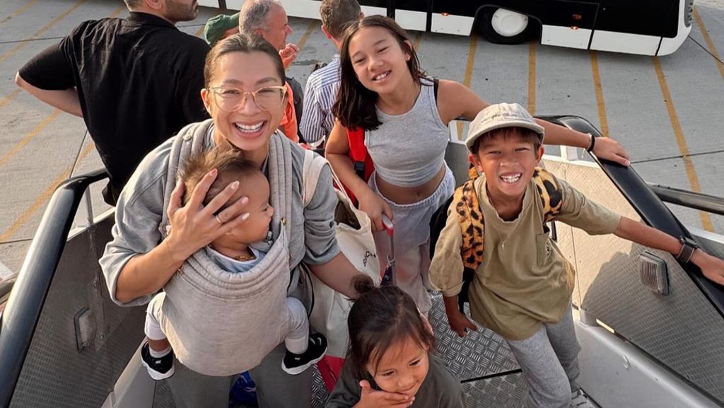 8 Foto Jennifer Bachdim Liburan ke Eropa Tanpa Suami, Momong 4 Anak Sendiri 8 Foto Jennifer Bachdim Liburan ke Eropa Tanpa Suami, Momong 4 Anak Sendiri