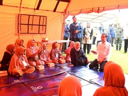 Momen Jokowi-Iriana Cek Lokasi dan Beri Bantuan ke Korban Banjir Bandang Sumbar