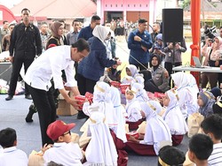 Momen Jokowi Tinjau Korban Banjir di Sumbar, Bagikan Makanan ke Anak-anak