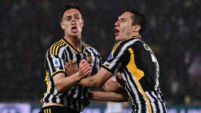 Soccer Football - Serie A - Bologna v Juventus - Stadio Renato DallAra, Bologna, Italy - May 20, 2024 Juventus Kenan Yildiz celebrates scoring their third goal with Federico Chiesa REUTERS/Alberto Lingria