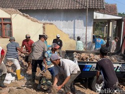 Warga Kerja Bakti Bersihkan Reruntuhan Rumah Ibu yang Dirobohkan Anaknya