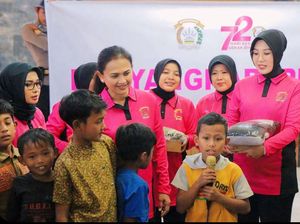 Ketum Bhayangkari Beri Bantuan ke Pengungsi Banjir Sumbar, Hibur Anak-anak Ketum Bhayangkari Beri Bantuan ke Pengungsi Banjir Sumbar, Hibur Anak-anak