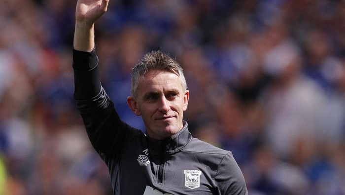 Soccer Football - Championship - Ipswich Town v Huddersfield Town - Portman Road, Ipswich, Britain - May 4, 2024 Ipswich Town manager Kieran McKenna celebrates promotion to the Premier League Action Images via Reuters/Andrew Couldridge NO USE WITH UNAUTHORIZED AUDIO, VIDEO, DATA, FIXTURE LISTS, CLUB/LEAGUE LOGOS OR LIVE SERVICES. ONLINE IN-MATCH USE LIMITED TO 45 IMAGES, NO VIDEO EMULATION. NO USE IN BETTING, GAMES OR SINGLE CLUB/LEAGUE/PLAYER PUBLICATIONS.