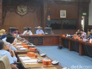 Buruh Jogja Tuntut Pemda Sediakan Rumah Rp 700 Juta Disubsidi Buruh Jogja Tuntut Pemda Sediakan Rumah Rp 700 Juta Disubsidi