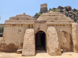 Uniknya Arsitektur Masjid Al Bidya yang Dibangun dari Batu dan Lumpur Uniknya Arsitektur Masjid Al Bidya yang Dibangun dari Batu dan Lumpur