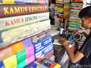 Jualan Online Jadi Solusi Pedagang Kampung Ilmu Surabaya Tetap Bertahan Jualan Online Jadi Solusi Pedagang Kampung Ilmu Surabaya Tetap Bertahan