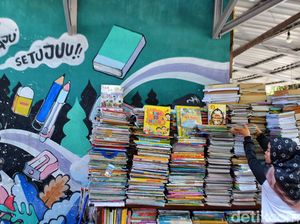 Kampung Ilmu Pusat Buku Bekas di Surabaya Masih Eksis Kampung Ilmu Pusat Buku Bekas di Surabaya Masih Eksis