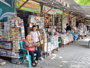 Kampung Ilmu Surabaya: Penjaga Literasi Agar Aksara Tetap Bermakna Kampung Ilmu Surabaya: Penjaga Literasi Agar Aksara Tetap Bermakna