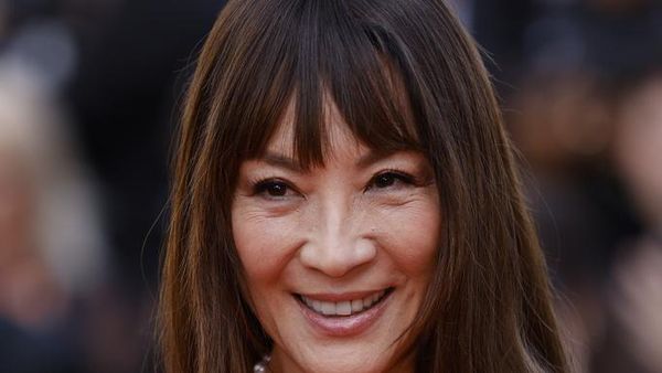 Foto Michelle Yeoh Bikin Pangling di Cannes dengan Model Rambut Poni Korea