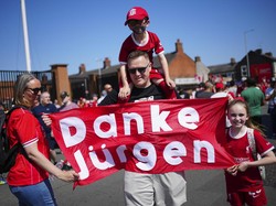 Klopp juga pernah mencatatkan 44 laga tanpa terkalahkan di Premier League sedari Januari 2019 hingga Februari 2020, cuma kalah dari 49 laga Arsenal bersama Arsene Wenger. Sejak ditangani Klopp, Liverpool jadi tim paling banyak meraih poin dari posisi tertinggal, yakni 157 poin. AP/Jon Super