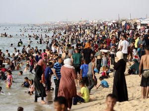 Gelombang Panas Menerjang, Warga Gaza Mendinginkan Diri di Pantai