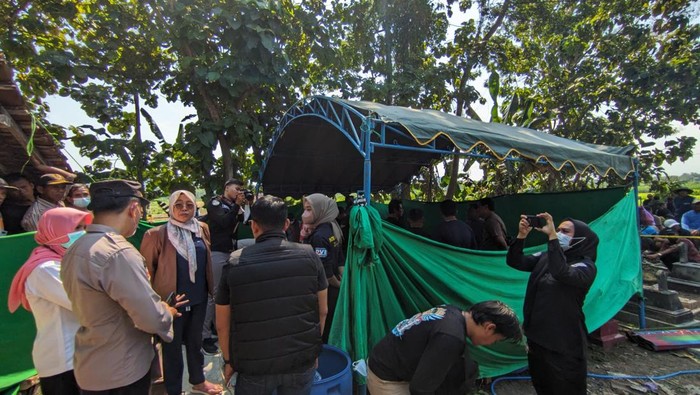 https://akcdn.detik.net.id/community/media/visual/2024/05/21/pembongkaran-makam-warga-di-ponorogo_169.jpeg?w=700&q=90