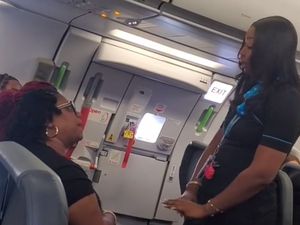 Duduk Dekat Pintu Darurat, tapi Enggan Patuhi Protokol, Wanita Diusir