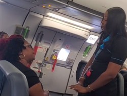 Duduk Dekat Pintu Darurat, tapi Enggan Patuhi Protokol, Wanita Diusir