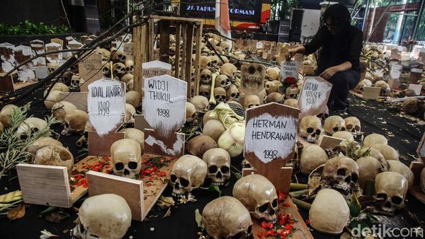 Ribuan Instalasi Kuburan dan Tengkorak Mejeng di Peringatan 26 Tahun Reformasi