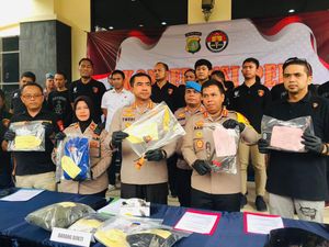 Polisi Tangkap Rampok di Bekasi, Modusnya Jebol Atap lalu Ikat Korban Polisi Tangkap Rampok di Bekasi, Modusnya Jebol Atap lalu Ikat Korban