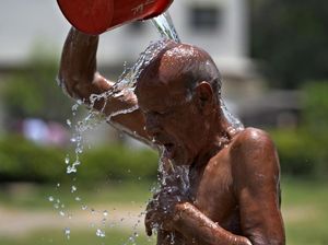 Potret Warga Pakistan Ngadem saat Cuaca Panas Ekstrem