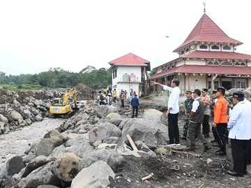 Jokowi Minta Pembangunan Jembatan Darurat di Area Bencana Sumbar Dipercepat