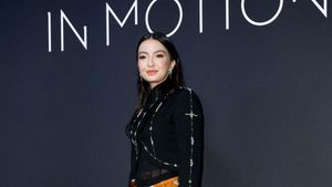 Foto: Raline Shah Elegan Dibalut Beskap di Cannes, Bertemu Bintang Hollywood