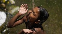Segarnya Mandi di Tengah Teriknya Cuaca Panas India