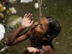 Segarnya Mandi di Tengah Teriknya Cuaca Panas India