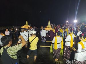 Jelang Waisak, Umat Buddha Larung Pelita di Sungai Progo Magelang Jelang Waisak, Umat Buddha Larung Pelita di Sungai Progo Magelang