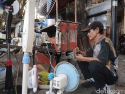 Suka Duka Sukendra Hidupi 5 Anak dari Barang Bekas