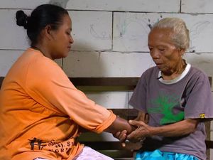 Cerita Mbah Sukirah, Lansia Pekerja Serabutan yang Rawat Anak Gangguan Jiwa
