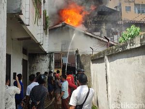 Toko Sepeda di Lubuklinggau Kebakaran, Pemadaman Terkendala Gang Sempit
