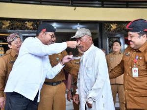 Bupati Sumenep Rayakan Ultah dengan Makan Bareng Puluhan Tukang Becak Bupati Sumenep Rayakan Ultah dengan Makan Bareng Puluhan Tukang Becak